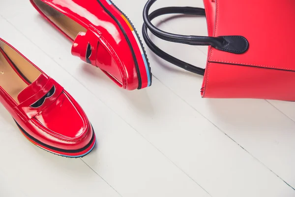 Красная обувь, стильная лакированная обувь — стоковое фото