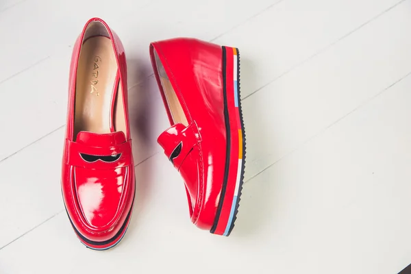 Red shoes, stylish patent leather shoes — Stock Photo, Image