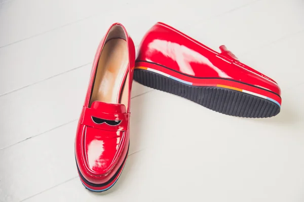 Röda skor, eleganta lackläder skor — Stockfoto