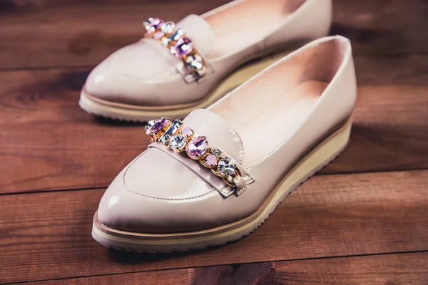Béžové ženské boty s kamínky italské boty — Stock fotografie