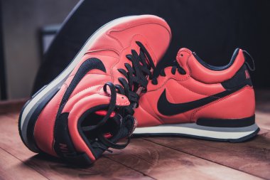 erkek kırmızı koşu ayakkabıları, stil