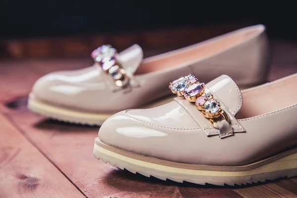 Zapatos femeninos beige con diamantes de imitación zapatos italianos — Foto de Stock