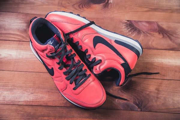 Zapatos de correr rojos masculinos, estilo —  Fotos de Stock