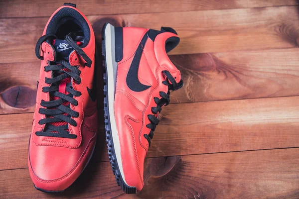 Чоловіче червоне бігове взуття, стиль — стокове фото