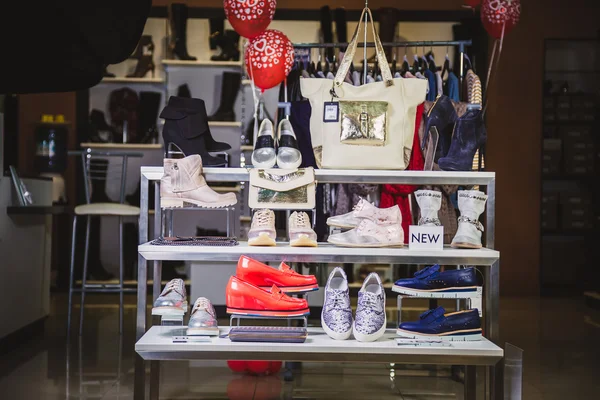 Zapatería zapatos en estantes de la tienda, venta — Foto de Stock