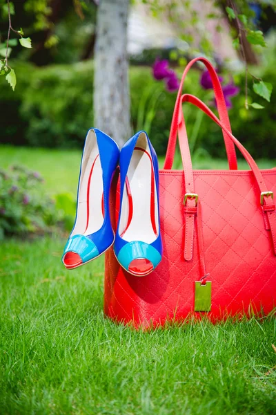 Scarpe blu e una borsa rossa, scarpe in pelle — Foto Stock