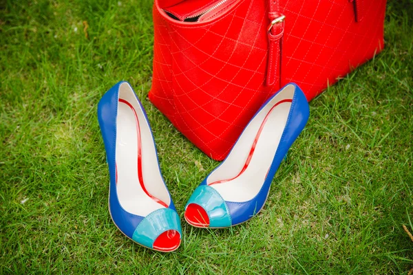 Zapatos azules y un bolso rojo, zapatos de cuero — Foto de Stock