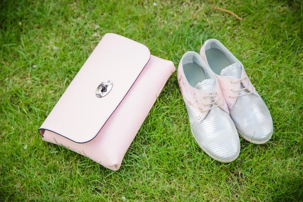 Zapatillas de deporte de color rosa y plata, bolso rosa — Foto de Stock