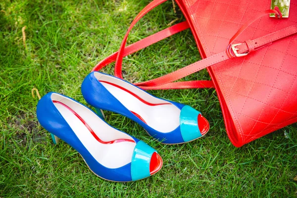 Blaue Schuhe und eine rote Tasche, Lederschuhe — Stockfoto