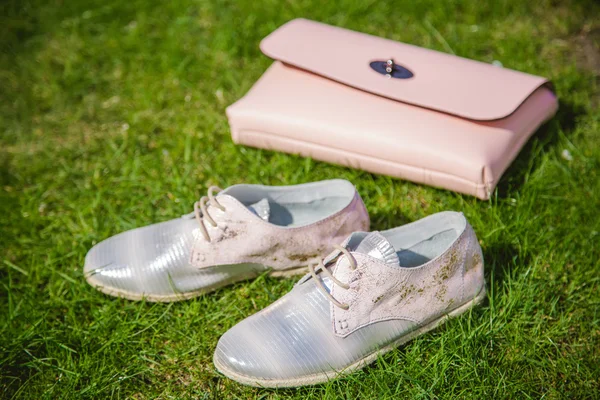 Rosa och silver sneakers, rosa handväska — Stockfoto