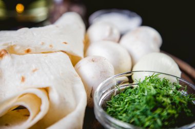 mantar, pide, otlar, baharatlar, pide, rulo için malzemeler