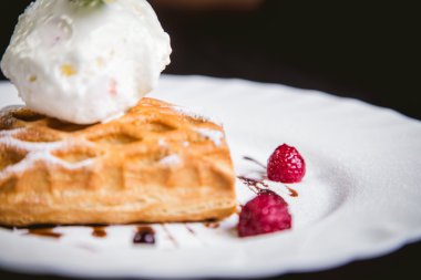 tatlı kek dondurma ve ahududu