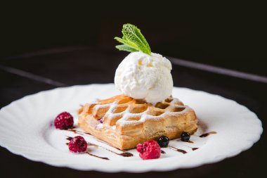 tatlı kek dondurma ve ahududu