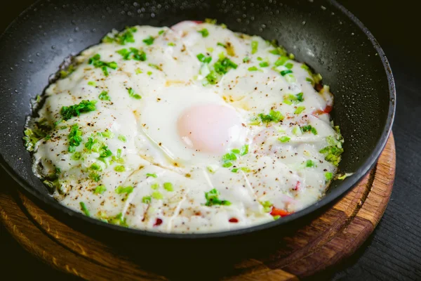 Míchaná vejce míchaná vejce v pánvi, snídaně — Stock fotografie