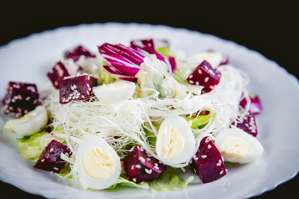 Buriak salada, verduras e ovos perepelin? h, gergelim — Fotografia de Stock