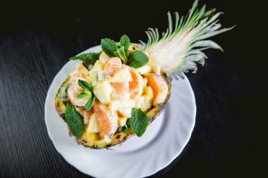 Tatlı fruktov? y ananas bir tabak salata