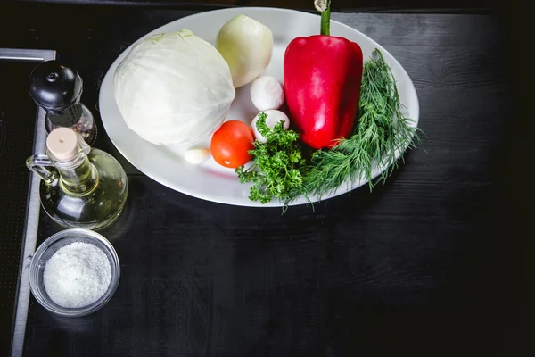 Verduras, ingredientes para cocinar en la mesa de la cocina — Foto de Stock