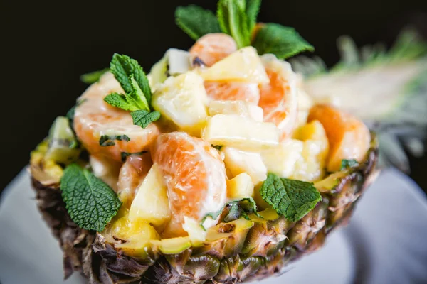 Sobremesa fruktov? y salada em um prato de abacaxi — Fotografia de Stock