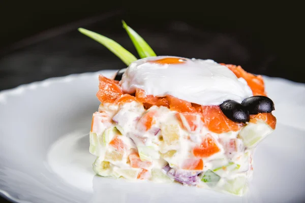 Ensalada con salmón y huevo escalfado, un sabroso plato en el restaurante —  Fotos de Stock