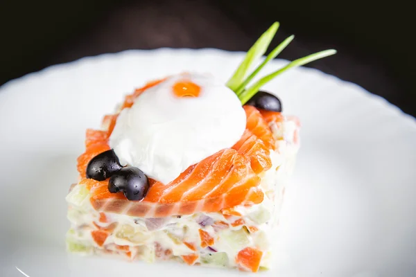 Ensalada con salmón y huevo escalfado, un sabroso plato en el restaurante —  Fotos de Stock