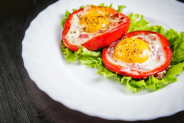 Eier auf grünem Salat in roter Paprika, Lebensmittel — Stockfoto