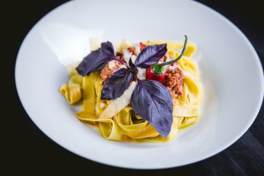 İtalyan makarna bir tabak içinde bir restoran ile biber