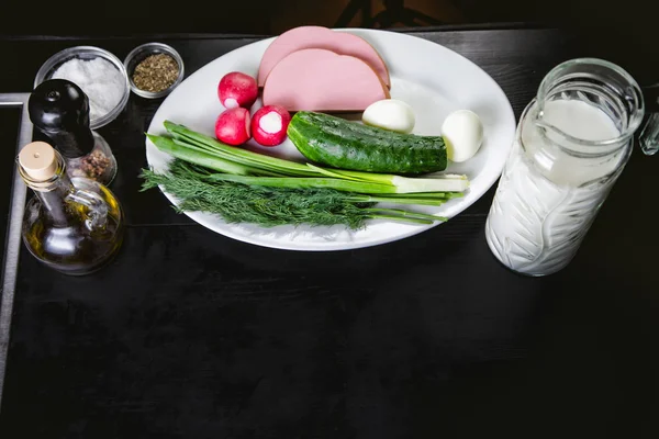 Ingrediente? para el hachís, y la comida es sabrosa ensalada — Foto de Stock