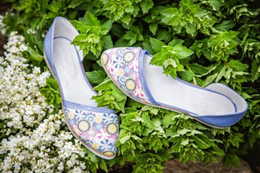 doğada, hafif yaz sandalet erkek ayakkabı reklam