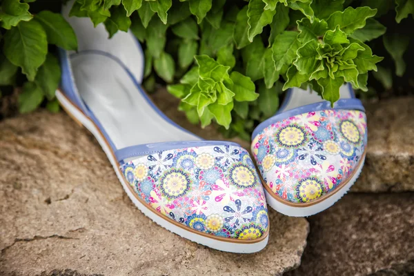 Sandalias de verano ligeras de naturaleza femenina, zapatos publicitarios — Foto de Stock