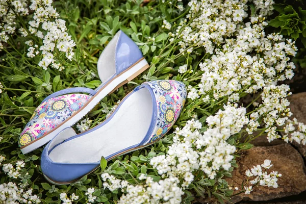 Lichte zomer sandalen vrouw in de natuur, reclame schoen — Stockfoto