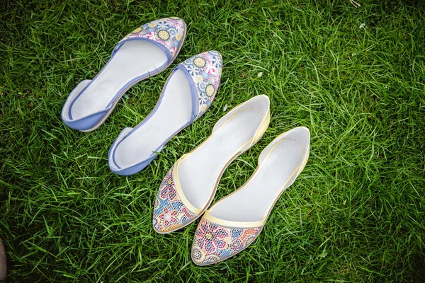 Luz sandálias de verão feminino na natureza, sapatos publicitários — Fotografia de Stock