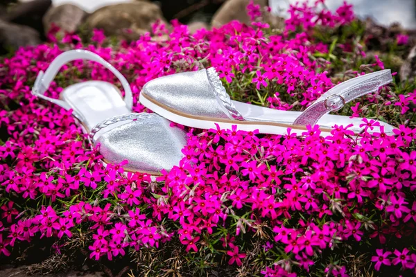 Ljus sommar sandaler kvinna i naturen, reklam sko — Stockfoto