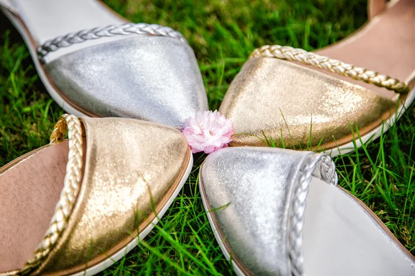 Stříbrné a zlaté sandály ve tvaru květiny — Stock fotografie