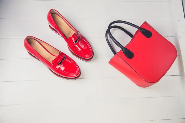 Röda skor, eleganta lackläder skor — Stockfoto