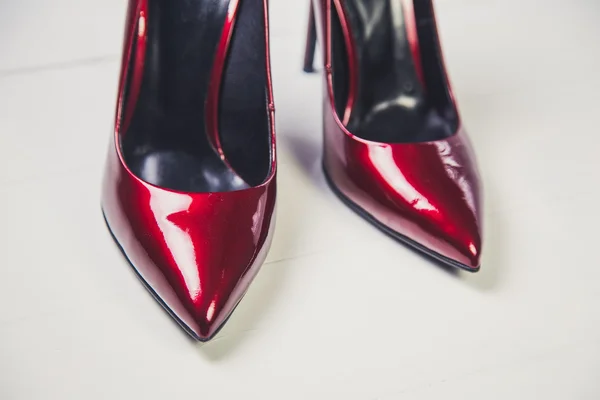 Femmes talons hauts rouges, chaussures italiennes — Photo