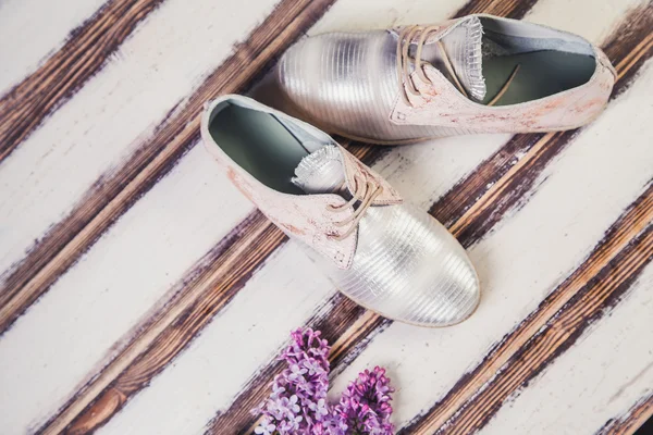 Stříbrné boty italské boty ženy — Stock fotografie