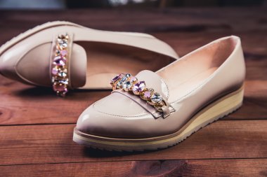 rhinestones İtalyan ayakkabı ile bej kadın ayakkabı