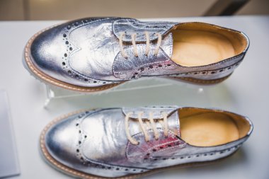 Ayakkabı mağazası ayakkabı satan mağaza raflarında