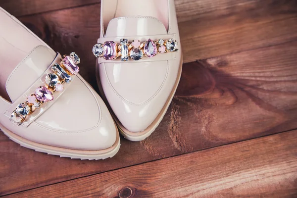 Zapatos femeninos beige con diamantes de imitación zapatos italianos — Foto de Stock