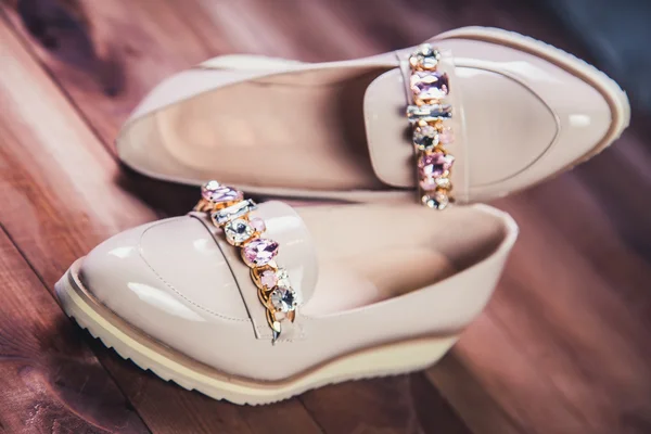 Beige kvinnliga skor med strass italienska skor — Stockfoto