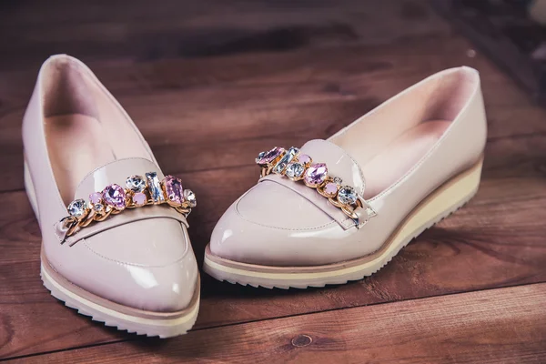 Zapatos femeninos beige con diamantes de imitación zapatos italianos — Foto de Stock