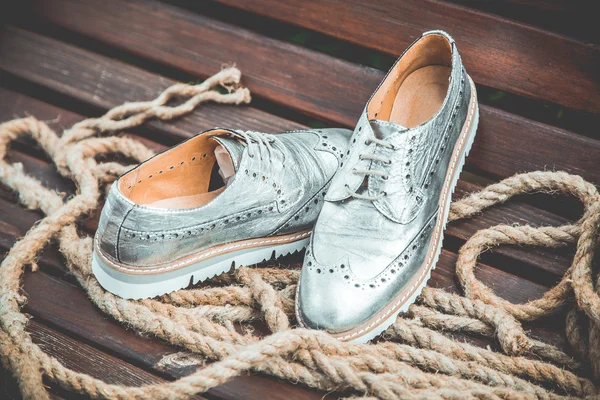 Stříbrné Dámské boty, vintage reklamní fotografie — Stock fotografie