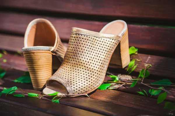 Zapatillas de oro femenino, fotos de publicidad vintage — Foto de Stock