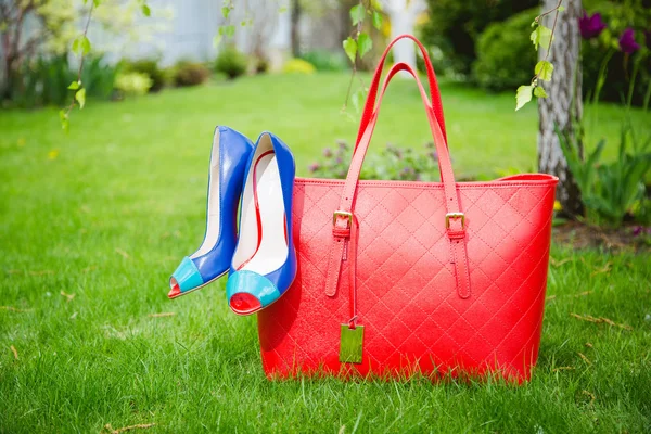 Blaue Schuhe und eine rote Tasche, Lederschuhe — Stockfoto