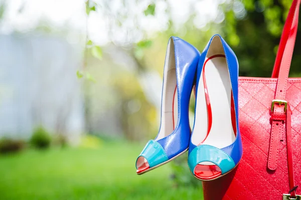 Blaue Schuhe und eine rote Tasche, Lederschuhe — Stockfoto