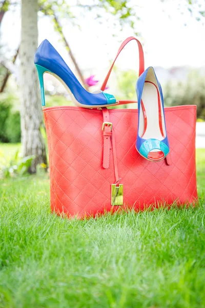 Modré boty a červenou tašku, kožené boty — Stock fotografie