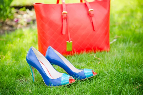 Blaue Schuhe und eine rote Tasche, Lederschuhe — Stockfoto