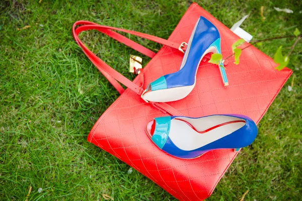 青い靴と赤いバッグ、レザー シューズ — ストック写真