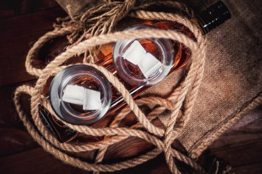 viski ahşap arka plan üzerinde elit alkol yaşları