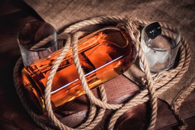 viski ahşap arka plan üzerinde elit alkol yaşları